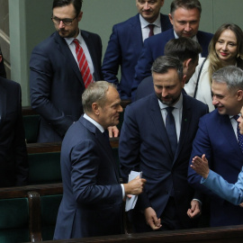 Donal Tusr recibe las felicitaciones de miembros de su Gobierno tras superar la moción de confianza en el Parlamento polaco.