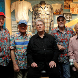 Imagen de archivo de The Beach Boys en el museo de los Grammy con Brian Wilson en el centro, de oscuro.