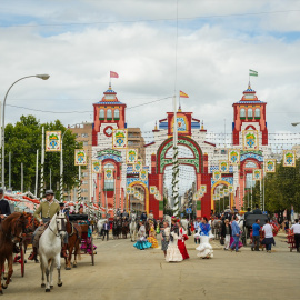 Gente paseando en la Feria de Abril de 2025, a 8 de mayo de 2025, en Sevilla.
