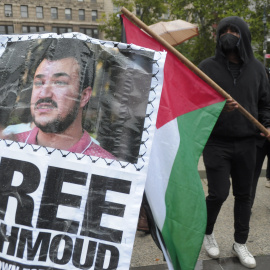 (Foto de ARCHIVO)22 May 2025, US, New York: A pro-Palestine demonstrator holds a placard of Mahmoud Khalil at a rally in Foley Square demanding Khalil's release. Demonstrators in Manhattan, condemned the Trump administration for the arrest and possible deportation of Mahmoud Khalil. Khalil, a recent Columbia University graduate, was arrested in March. Photo: Jimin Kim/SOPA Images via ZUMA Press Wire/dpaJimin Kim/SOPA Images via ZUMA P / DPA22/5/2025 ONLY FOR USE IN SPAIN