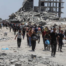 (Foto de ARCHIVO)04 June 2025, Palestinian Territories, Jabalia: Displaced Palestinians head to their homes in Jabalia and Beit Lahia after a partial withdrawal of the Israeli army from the area. Photo: Omar Ashtawy/APA Images via ZUMA Press Wire/dpaOmar Ashtawy/APA Images via ZUMA / DPA04/6/2025 ONLY FOR USE IN SPAIN