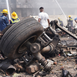 Restos del avión accidentado cerca del aeropuerto Sardar Vallabhbhai Patel en la ciudad de   Ahmedabad (Inidia).