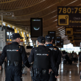 (Foto de ARCHIVO)Varios agentes de la Policía Nacional en la T4 del Aeropuerto Adolfo Suárez-Madrid Barajas, a 12 de mayo de 2025, en Madrid (España). Varios centenares de personas sin hogar viven y pernoctan en las instalaciones del Aeropuerto Adolfo Suárez-Madrid Barajas. Las denuncias de inseguridad e insalubridad están provocando un cruce de enfrentamientos entre el Ayuntamiento de la capital y el Gobierno regional contra el Ejecutivo, a través de Aena. El sindicato Alternativa Sindical Aena/Enaire (Asae) puso una denuncia por la existencia de insectos en la Terminal 4 que han causado picaduras a varios trabajadores.Diego Radamés / Europa Press12 MAYO 2025;AEROPUERTO;SINHOGARISMO;SIN HOGAR;RECURSOS;AENA12/5/2025