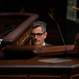 El ministro de Presidencia, Justicia y Relaciones con las Cortes, Félix Bolaños, se dirige a intervenir en el pleno celebrado este jueves en el Congreso.