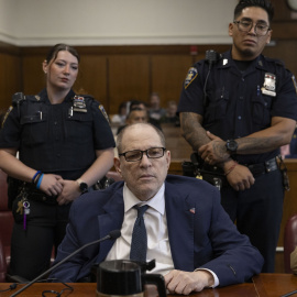 NEW YORK (United States), 12/06/2025.- Former US film producer Harvey Weinstein appears at Manhattan Criminal Court for his retrial on rape and sexual assault charges in New York City, New York, 12 June 2025, after a partial verdict was reached in the case on 11 June 2025. Weinstein was found guilty on 11 June of sexually assaulting Miriam Haley and not guilty of sexually assaulting former model Kaja Sokola. The jury was unable to reach a verdict on the third count of rape and continues to deliberate on 12 June. (Nueva York) EFE/EPA/CHRISTIAN MONTERROSA / POOL