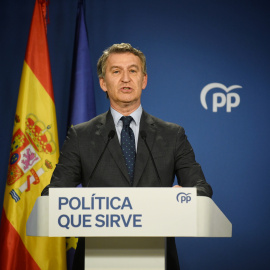 El presidente del Partido Popular, Alberto Núñez Feijóo, durante una rueda de prensa, en la sede del PP en Génova, a 12 de junio de 2025, en Madrid (España).