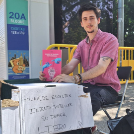 Kevin Mochales, en la Feria del Libro de Madrid, que se celebra en el parque del Retiro.