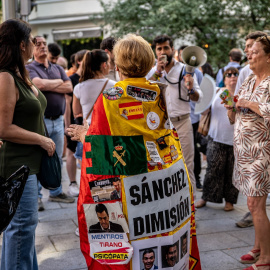 Varias personas durante una concentración en la sede del PSOE en Ferraz este jueves, 12 de junio de 2025.