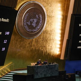 Vista del resultado de la votación en la Asamblea General de la ONU de la resolución promovida por España que pide el alto el fuego en Gaza.