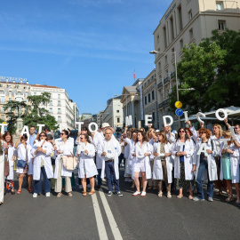 Un grupo de médicos con batas blancas se manifiestan, durante la huelga general convocada por la Confederación Española de Sindicatos Médicos (CESM) y el Sindicato Médico Andaluz (SMA) este viernes, 13 de junio de 2025.