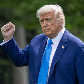 El presidente estadounidense, Donald J. Trump, camina en el jardín sur de la Casa Blanca en Washington DC, a 6 de junio de 2025.