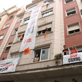 Façana de l'edifici del carrer Avenir 62 amb els veïns afectats als balcons i finestres