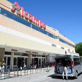 (Foto de ARCHIVO)Un hombre llena el maletero de su furgoneta con productos de primera necesidad en el supermercado Alcampo de Puente de Vallecas, debido al apagón eléctrico generalizado y la Alerta Nacional ocasionada, en Madrid (España), a 28 de abril de 2025.Gustavo Valiente / Europa Press28/4/2025