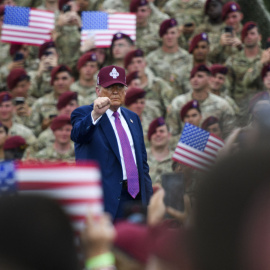 El Presidente de EEUU, Donald Trump, levantando el puño en una visita a las tropas del Ejército de EEUU en el Fuerte Bragg, a 10 de junio de 2025, en Carolina del Norte.