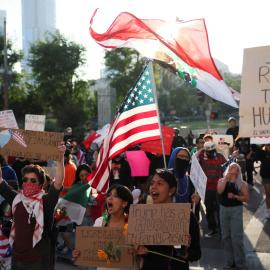 Manifestantes contra los arrestos de migrantes en Estados Unidos en Los Angeles, California, el 13 de junio de 2025.