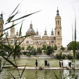 Una navata recorre el río Ebro, a su paso por el tramo urbano de Zaragoza. Foto de archivo