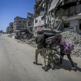 Palestinos evacúan la zona de Jabalia en el norte de la Franja de Gaza el 12 de junio de 2025.