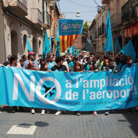 Capçalera de la manifestació al Prat de Llobregat contra l’apliació de l’aeroport, amb més d’un miler d’assistents.