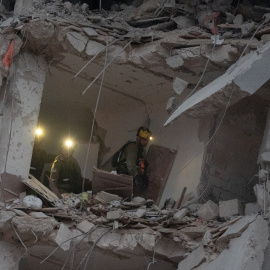 Soldados israelíes inspeccionan los daños en un edificio alcanzado por un misil iraní en Bat Yam.