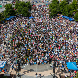 Personas en la manifestación "Sin Reyes" de contra las medidas autoritarias de Trump en Atlanta el 14 de junio de 2025.