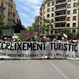 Desenes de persones manifestant-se pel centre de Barcelona contra el turisme: "Tourists go home".