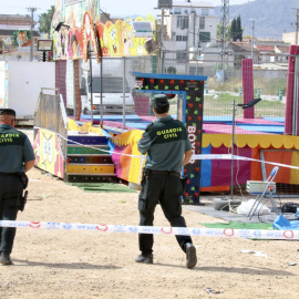 Agentes de la Guardia Civil precintan este domingo 15 de junio las camas elásticas del recinto ferial de la pedanía murciana de Alquerías donde una niña de dos años falleció al recibir una descarga eléctrica.