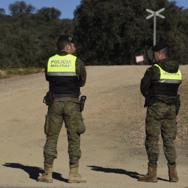 Córdoba. 21/12/23MADERO CUBEROLa Guardia Civil y efectivos de la base de Cerro Muriano buscan desde primera hora de la mañana a dos militares que han desaparecido durante unas maniobras que se estaban realizando en un lago del complejo de la Brigada X. (En la imagen, militares acordonando el sitio donde han ocurrido los hechos)