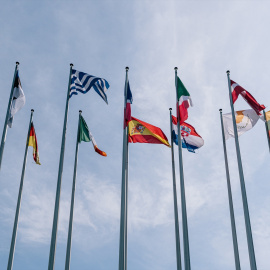 Imagen de archivo de las banderas de los países miembros de la Unión Europea en el exterior del Parlamento Europeo.