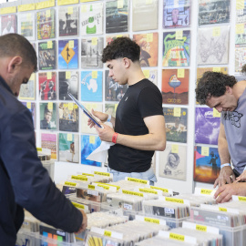 (Foto de ARCHIVO)Un puesto de la 26ª Feria Internacional del Disco de Madrid, en el Recinto Ferial de la Casa de Campo, a 10 de mayo de 2025, en Madrid (España). La Feria del Disco de Madrid recoge, en su 26ª edición, una gran oferta cultura en la que los visitantes podrán encontrar vinilos, CDs, cassetes, DVD o Blue Ray de una amplia variedad de géneros además de actividades complementarias como presentaciones de nuevos discos o firmas de libros relacionados con la música.Jesús Hellín / Europa Press10 MAYO 2025;DISCO;FERIA;MÚSICA;CULTURA10/5/2025
