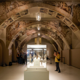 (Foto de ARCHIVO)Varias personas observan las pinturas murales del Monasterio de Sijena expuestas en el Museu Nacional d’Art de Catalunya (MNAC), a 29 de mayo de 2025, en Barcelona, Catalunya (España). El Tribunal Supremo (TS) confirmó ayer la sentencia dictada por la Audiencia Provincial de Huesca, que condena al MNAC a restituir las pinturas murales en la sala capitular del Monasterio de Vilanova de Sijena (Huesca).Kike Rincón / Europa Press29 MAYO 2025;PINTURAS;MURALES;MONASTERIO;ARTE;CULTURA;TRADICIÓN29/5/2025