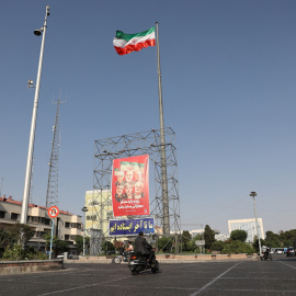 Imágenes de personas que murieron en ataques israelíes se han colocado en las calles de Teherán.