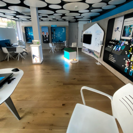 Interior de una tienda de la compañía telefónica Movistar.