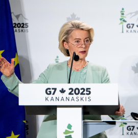 La presidente de la Comisión Europea, Ursula von der Leyen, durante la rueda de prensa en la Cumbre del G7, en Kananaskis, Alberta, Canadá, a 15 de junio de 2025.