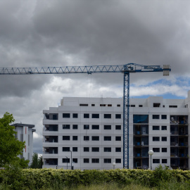(Foto de ARCHIVO)Obras en bloques de viviendas, a 17 de mayo de 2024, en Madrid (España). Las compraventas de viviendas retomó de nuevo las caídas en marzo con un descenso del 19,3 % interanual, de forma que en el primer trimestre del año acumula un recorte del 5,6 %, según los datos difundidos este jueves por el Instituto Nacional de Estadística (INE).Eduardo Parra / Europa Press17 MAYO 2024;COMPRA;VIVIENDAS;ALQUILER;PISOS;OBRAS;GRUAS17/5/2024