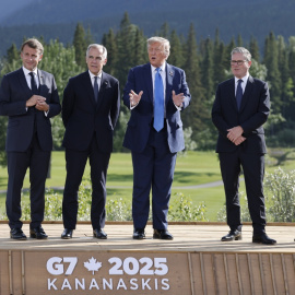 Trump, en el centro de la imagen, junto al resto de líderes del G7 durante la cumbre que se celebra en Canadá.  EFE/EPA/LUDOVIC MARIN / POOL