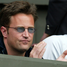 AME6571. BOGOTÁ (COLOMBIA), 16/06/2025.- Fotografía de archivo del 1 de julio de 2003 del actor estadounidense Matthew Perry en un partido de Tenis, en Wimbledon (Reino Unido). Un médico acusado en relación con la muerte del actor Matthew Perry se declaró culpable de distribuir ketamina a la estrella de Friends, según un acuerdo de culpabilidad presentado este lunes. EFE/ Olaf Kraak ARCHIVO