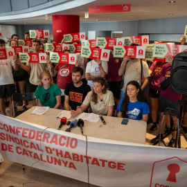 Roda de premsa de la Confederació Sindical d'Habitatge a la Cambra de la Propietat de Barcelona.