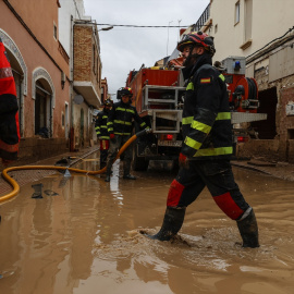 Imagen de archivo de un grupo de bomberos en labores de achique del agua que se acumula, a 13 de noviembre de 2024, en Paiporta.