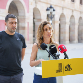 La diputada de la CUP al Parament Laia Estrada i el membre del Secretariat Nacional de la CUP Berant Lavaquiol en roda de premsa davant del Parlament