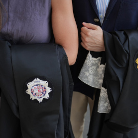 (Foto de ARCHIVO)Jueces y fiscales con las togas en las manos, durante un paro de diez minutos de asociaciones de jueces y fiscales, frente a Ciutat de la Justicia, a 11 de junio de 2025, en Barcelona, Cataluña (España). Jueces y fiscales de todas las asociaciones, menos las progresistas, han convocado un paro simbólico de diez minutos para expresar su rechazo a dos de los proyectos de ley anunciados recientemente por el Gobierno: el que pretende modificar el acceso a ambas carreras y el que busca reformar la Fiscalía de cara a dejar las investigaciones penales en manos de los fiscales.David Zorrakino / Europa Press11/6/2025