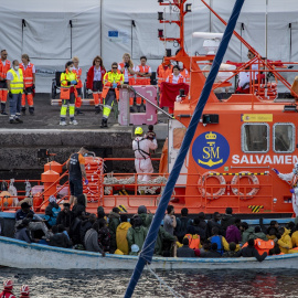 Un cayuco a su llegada al puerto de La Restinga, en El Hierro, Canarias.