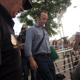 Francesco Arcuri, expareja de Juana Rivas, llega al juzgado de Granada el 8 de agosto de 2017. Arcuri fue condenado en 2009 por un delito de lesiones en el ámbito familiar contra Rivas. Años más tarde, presentó una denuncia por sustracción de menores después de que ella abandonara Italia con sus dos hijos alegando malos tratos. Foto: Jorge Guerrero / AFP.