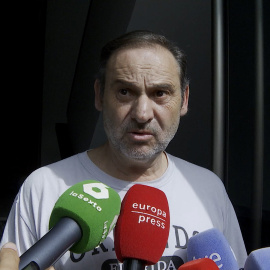 El exministro de Transportes José Luis Ábalos, ofrece declaraciones a los medios tras el registro de la UCO a su vivienda, a 10 de junio de 2025, en València,