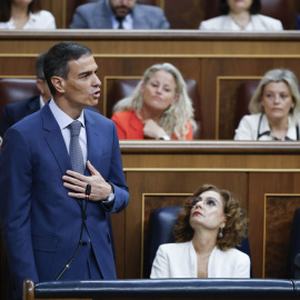 El presidente del Gobierno, Pedro Sánchez, con el ministro de Asuntos Exteriores, José Manuel Albares, ocupando el escaño de Yolanda Díaz.