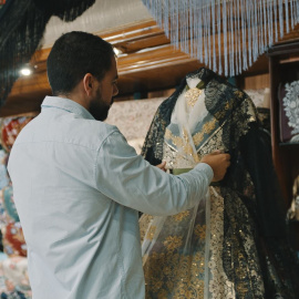 Álvaro Moliner y un traje de fallera confeccionado en su taller