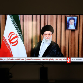 Tehran (IRAN (Islamic Republic Of)), 18/06/2025.- Iranian state television (IRIB) broadcast a message from Iran's Supreme Leader Ayatollah Ali Khamenei to the nation, in Tehran, Iran, 18 June 2025. The supreme leader stated that Iran will not accept US calls for an unconditional surrender, as the Iran-Israel conflict entered its sixth day. Israel has been conducting strikes across Iran since 13 June, targeting nuclear, military, and energy facilities, prompting Iran to launch retaliatory waves of missiles and drones toward Israel. (Teherán) EFE/EPA/ABEDIN TAHERKENAREH