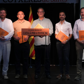 Foto de família dels diferents participants de la roda de premsa sobre el compromís municipalista d'acció pel català
