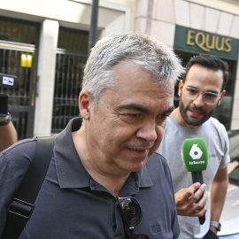 .-El exsecretario de Organización del PSOE, Santos Cerdán, a su salida de su domicilio, este miércoles en Madrid.