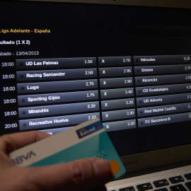 (Foto de ARCHIVO)Una página web de juego 'online', a 16 de marzo de 2025, en Madrid (España). El Ministerio de Derechos Sociales, Consumo y Agenda 2030 registró en 2024 casi un total de 7.712 denuncias de personas que aseguraron ser víctimas de suplantación de identidad en el juego 'online', a través del Protocolo de Actuación para Contribuyentes Suplantados (PACS). La Dirección General de Ordenación del Juego se ha centrado en casos cuyas ganancias fueron superiores a 100 euros. Así, ha detectado que de todas las personas que ganaron más de 100 euros en juegos 'online', un 4,7% denunciaron haber sido víctimas de suplantación de identidad. El 91% de las suplantaciones se dieron en apuestas deportivas.Jesús Hellín / Europa Press16 MARZO 2025;JUEGO;ONLINE;CASINO;SUPLANTACIÓN;IDENTIDAD16/3/2025