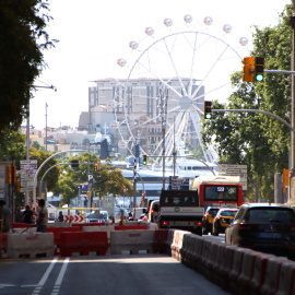 El tram inferior de la Via Laietana, encara amb tanques, amb la Barceloneta de fons